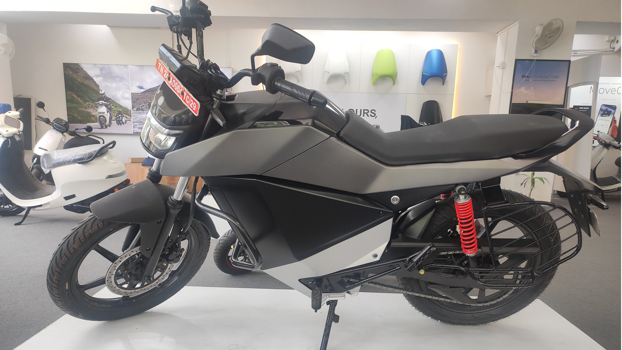 ஓலா ரோட்ஸ்டர் பெங்களூரு ஷோரூம்களில்: தமிழ்நாட்டில் எதிர்பார்க்கப்படும் டெலிவரி தேதிகள்